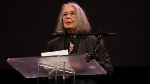 La poeta canadiense Anne Carson en la lectura de finalistas de los National Book Awards 2024, en el Centro Skirball de la Universidad de Nueva York. Foto: Jay Dixit vía Wikimedia Commons - CC BY-SA 4.0