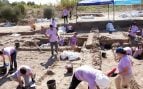 Estudiantes e investigadores excavan los muros de piedra del asentamiento fenicio del Cerro del Villar, en la desembocadura del río Guadalhorce, durante la V campaña de la Universidad de Málaga. Foto: Universidad de Málaga