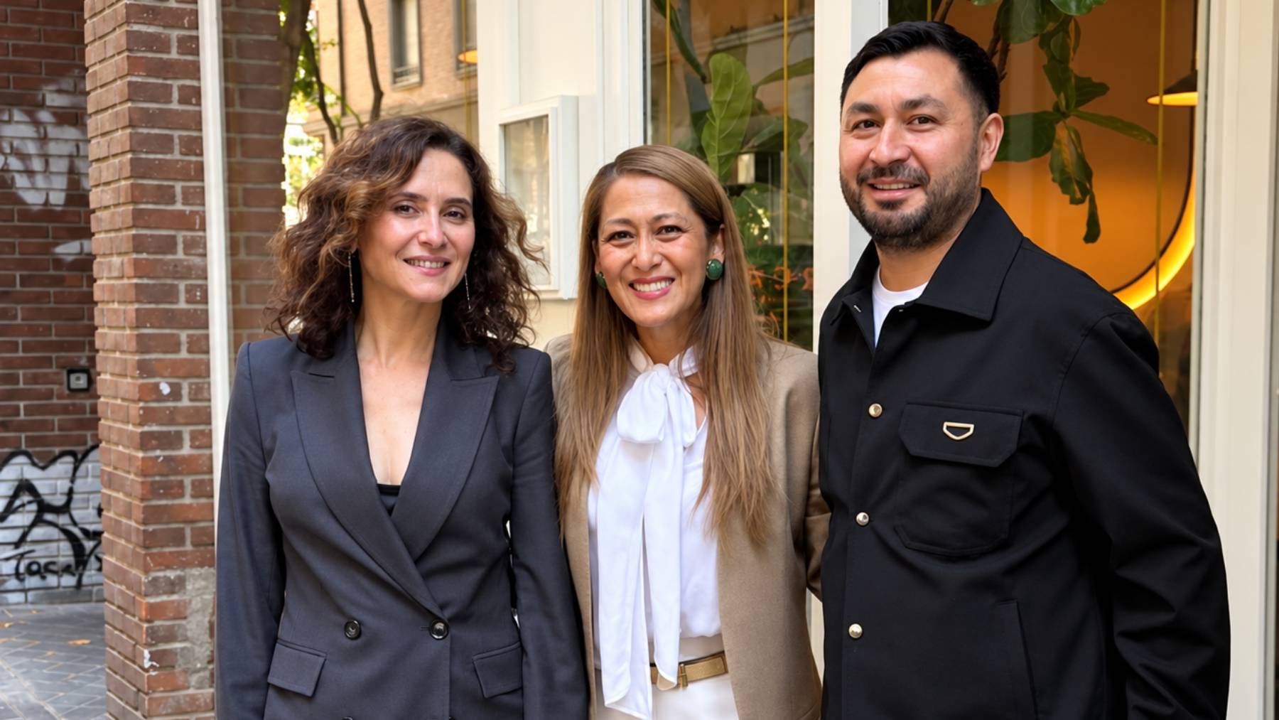 Isabel Díaz Ayuso con los dueños del restaurante Mariela’s. (Foto: RRSS)