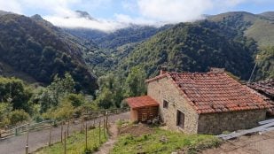 vivir en una casa rural aislada en las montañas asturianas