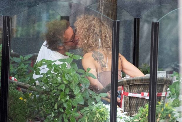 &Aacute;lvaro Mu&ntilde;oz Escassi y Sheila Casas durante un almuerzo. (Foto: Europa Press)