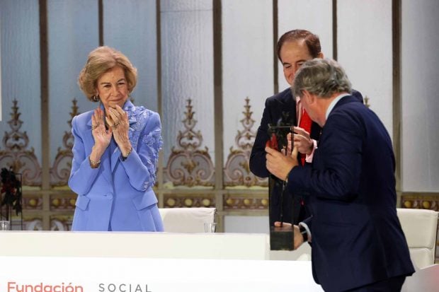 La Reina Sof&iacute;a y Antonio Huertas Mej&iacute;as entregan el premio a la Mejor Iniciativa en el Sector Agropecuario. (Foto: Europa Press)