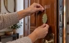 hoja de laurel detrás de la puerta principal