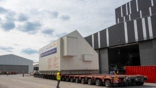 El último sector de la cámara de vacío del ITER llega a las instalaciones del proyecto en Saint-Paul-lez-Durance (Francia)