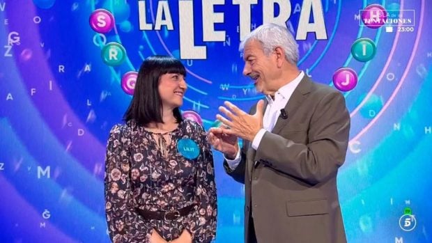 Lilit Manukyan junto a Carlos Sobera en su despedida de 'Rueda la letra' (Foto: Mediaset).