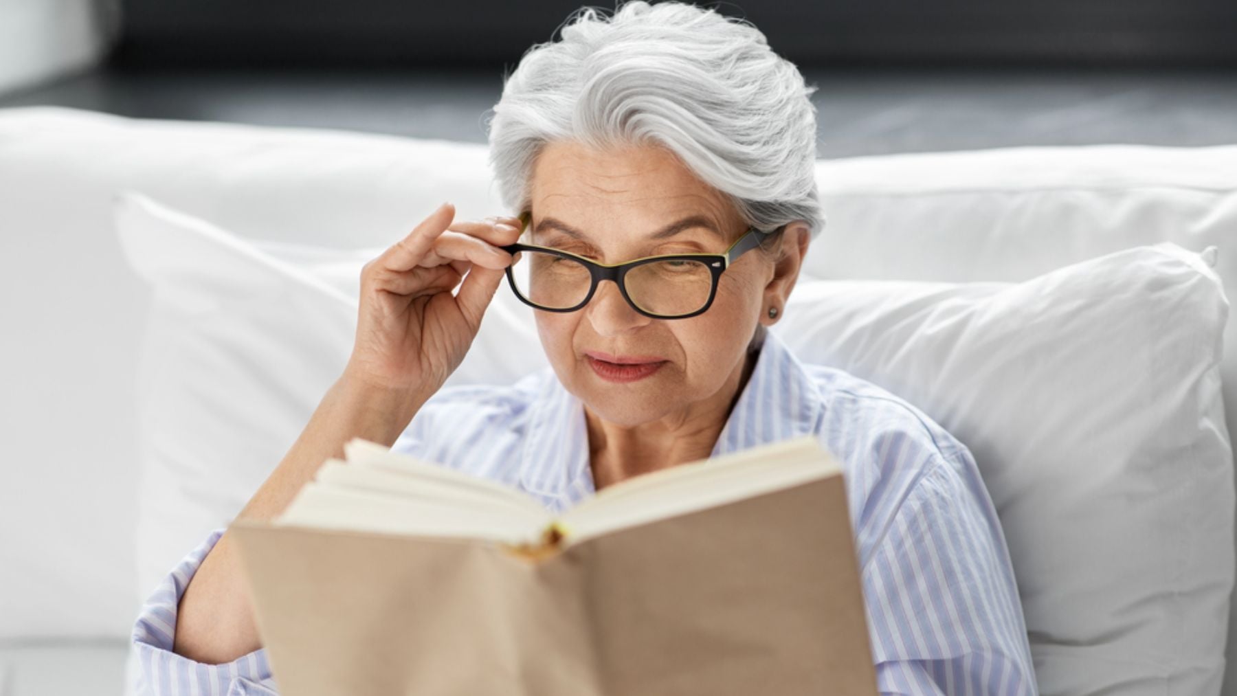 Una mujer leyendo.