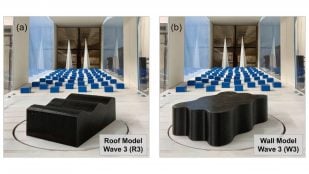 Maquetas negras impresas en 3D con tejado y muros ondulados sobre la plataforma de un túnel de viento