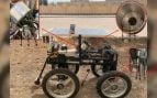 El robot sembrador desarrollado en Egipto, con el panel solar en la parte superior y la tolva de semillas de aluminio sobre el chasis. Foto: Abdelmotaleb et al. / Scientific Reports - CC BY 4.0
