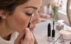 Mujer, maquillaje, pestaña