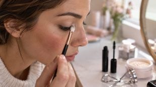 Mujer, maquillaje, pestaña