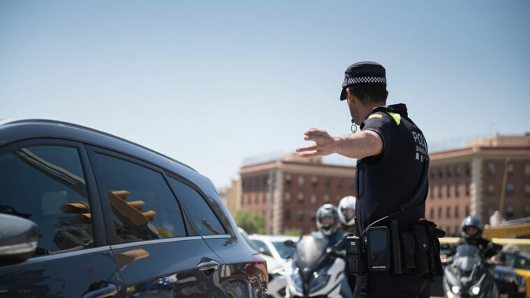 Agente de la Guardia Urbana dirigiendo el tráfico. (Foto: Ayto de Barcelona)