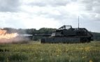 Tanque Abrams ucraniano con jaula antidrones disparando el cañón