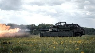 Tanque Abrams ucraniano con jaula antidrones disparando el cañón