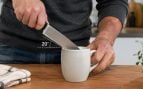 No se necesita afilador de acero ni piedras profesionales: la mejor manera de afilar cuchillos desafilados en segundos es con el fondo cerámico de una taza