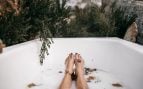 Lavarse los pies con sal y vinagre: para qué sirve y por qué lo recomiendan los expertos