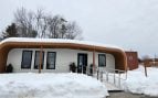El prototipo BioHome3D, la primera casa impresa en 3D con materiales 100 % de origen biológico, cubierto de nieve en la Universidad de Maine. Foto: Centro de Estructuras Avanzadas y Compuestos (ASCC) de la Universidad de Maine