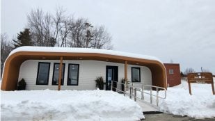 El prototipo BioHome3D, la primera casa impresa en 3D con materiales 100 % de origen biológico, cubierto de nieve en la Universidad de Maine. Foto: Centro de Estructuras Avanzadas y Compuestos (ASCC) de la Universidad de Maine
