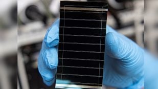 Una célula solar de perovskita, en una imagen del Laboratorio Nacional de Energías Renovables (NREL) de Estados Unidos. Foto: Dennis Schroeder / Laboratorio Nacional de Energías Renovables (NREL) vía Wikimedia Commons - Dominio público