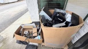 Contenedor de basura electrónica en un vertedero rural de Georgia, en Estados Unidos