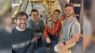 Investigadores junto al criostato del experimento POLONAISE de materia oscura