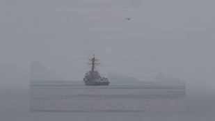 Destructor de la Armada de EEUU en el estrecho de Ormuz al inicio del desminado