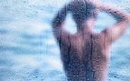 ¿Por qué deberíamos ducharnos con menos frecuencia después de los 65 años, según los dermatólogos?