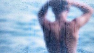 ¿Por qué deberíamos ducharnos con menos frecuencia después de los 65 años, según los dermatólogos?