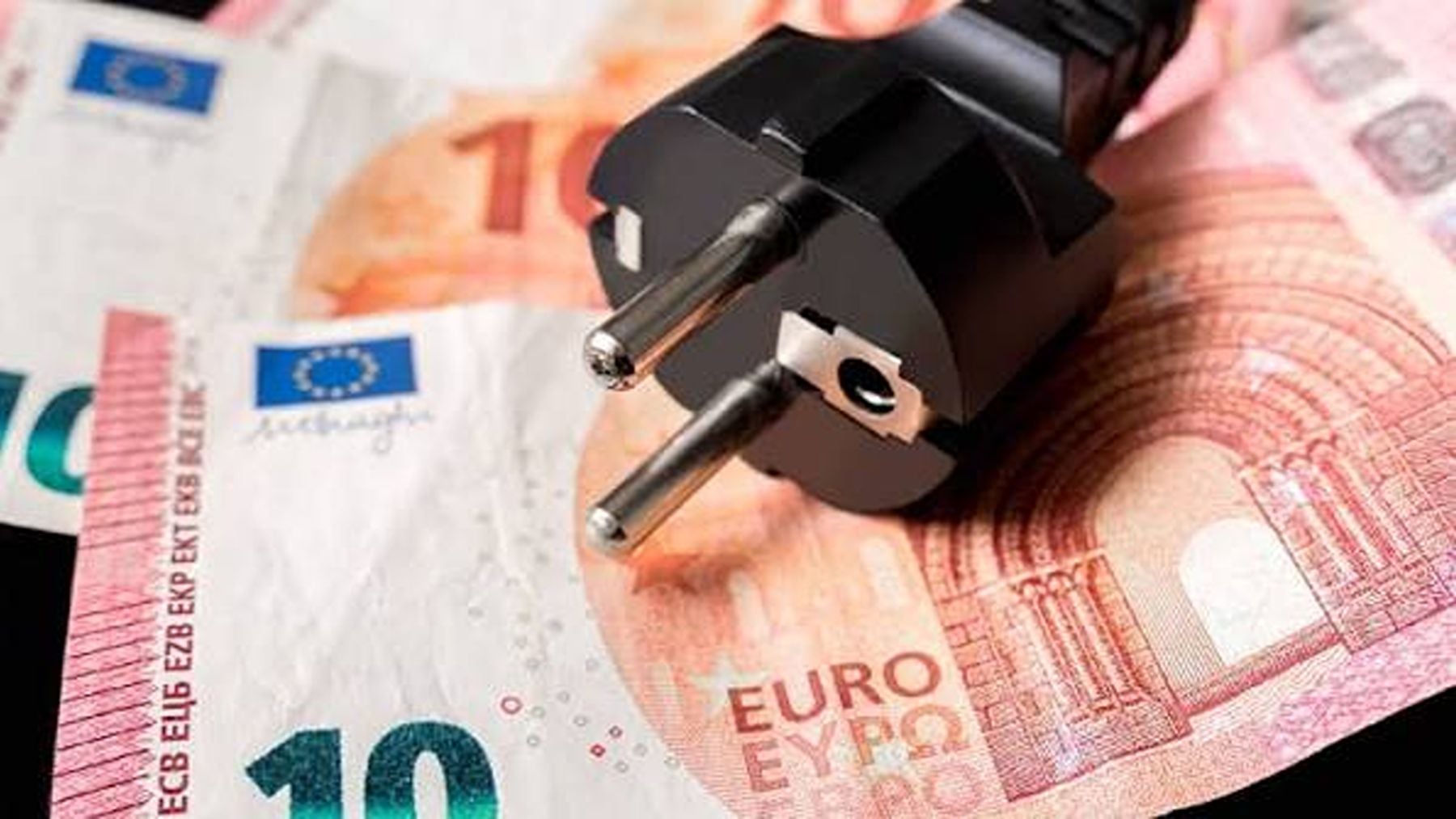 El precio de la luz se dispara y los expertos avisan: Cuidado con esta trampa de las compañías eléctricas al cambiarte la tarifa