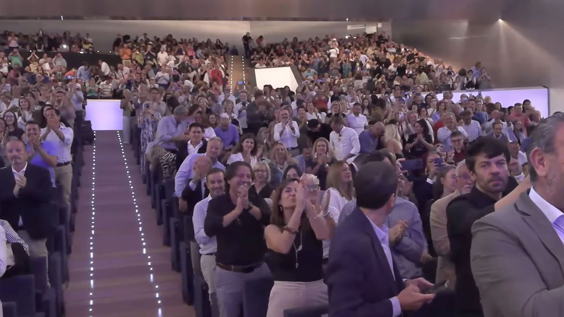 La atronadora ovación a Iker Jiménez y Carmen Porter en el V aniversario de OKBALEARES en el Palacio de Congresos de Palma