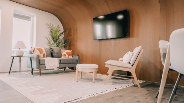 El living de BioHome3D, la casa impresa en 3D con residuos de madera y biorresinas por la Universidad de Maine, en Estados Unidos. Foto: Centro de Estructuras Avanzadas y Compuestos (ASCC) de la Universidad de Maine