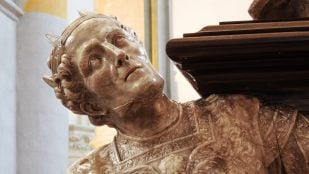 Detalle de la figura de Julio César en el sepulcro de Engelberto II de Nassau, en la Grote Kerk de Breda (Países Bajos). Foto: Renée Kools vía Wikimedia Commons - CC BY 4.0