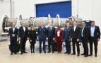 Primer motor F135 montado por Patria en Finlandia, con los responsables del proyecto