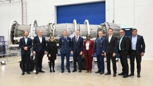 Primer motor F135 montado por Patria en Finlandia, con los responsables del proyecto