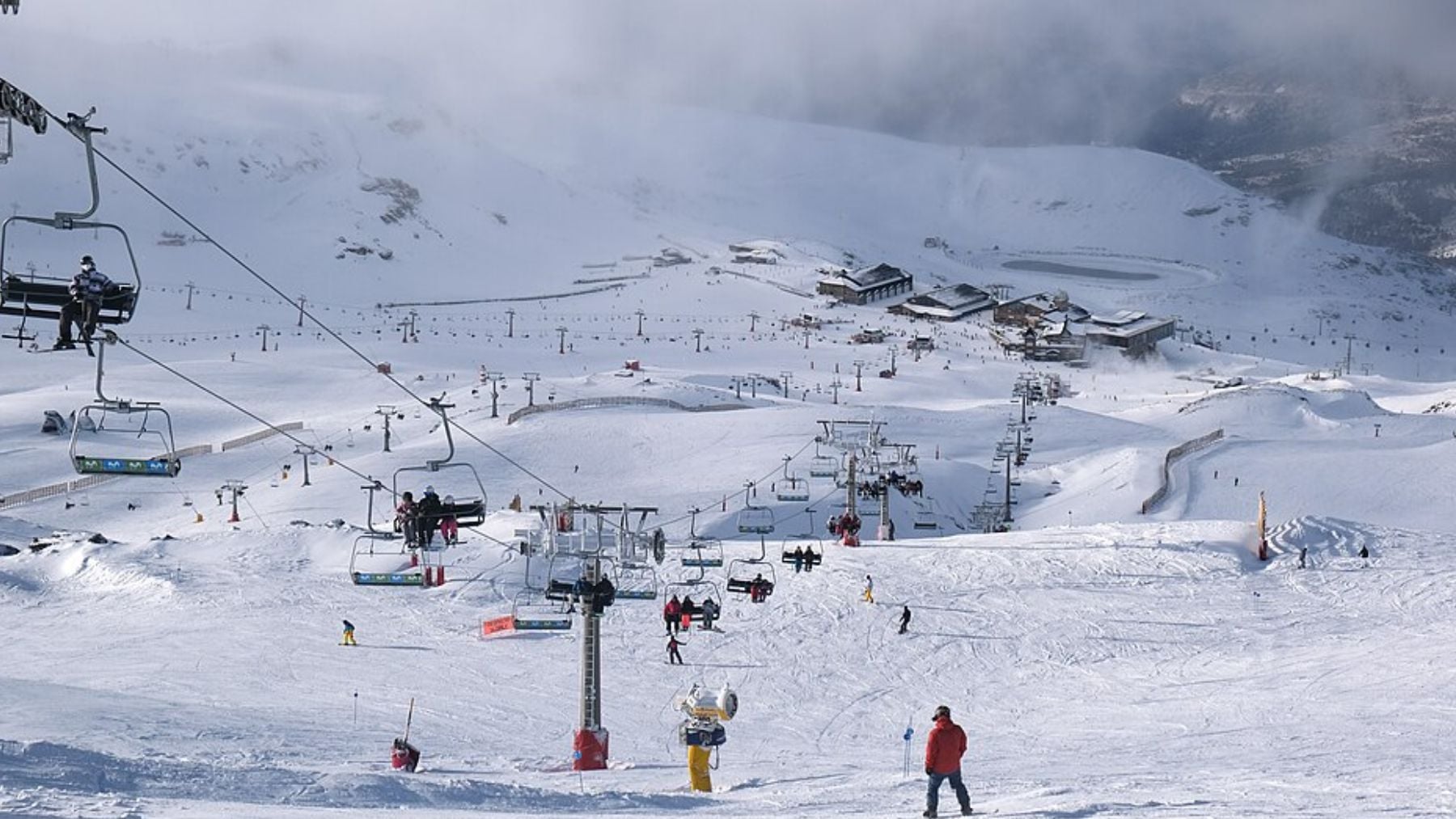Guardar nieve del invierno para esquiar en pleno junio: la técnica ancestral de las estaciones de esquí de EEUU que Sierra Nevada quiso copiar en España
