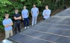 Integrantes del equipo de la empresa emergente de Essen, en Alemania, junto a un toldo solar con células fotovoltaicas integradas en la lona. Foto: SolarMarkise / WDR