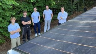 Integrantes del equipo de la empresa emergente de Essen, en Alemania, junto a un toldo solar con células fotovoltaicas integradas en la lona. Foto: SolarMarkise / WDR