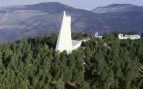 Vista aérea de la torre del telescopio solar Dunn en Sacramento Peak, Nuevo México