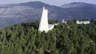 Vista aérea de la torre del telescopio solar Dunn en Sacramento Peak, Nuevo México