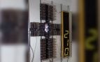 Ordenador de válvulas The Tube Computer colgado en la pared de una casa
