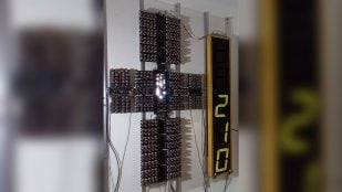 Ordenador de válvulas The Tube Computer colgado en la pared de una casa