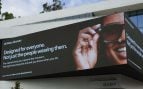 Valla publicitaria de Meta en Los Ángeles sobre la luz LED de sus gafas inteligentes