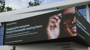 Valla publicitaria de Meta en Los Ángeles sobre la luz LED de sus gafas inteligentes