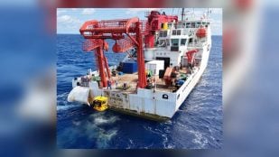 El buque Xiangyanghong 10 recupera el muestreador en el mar