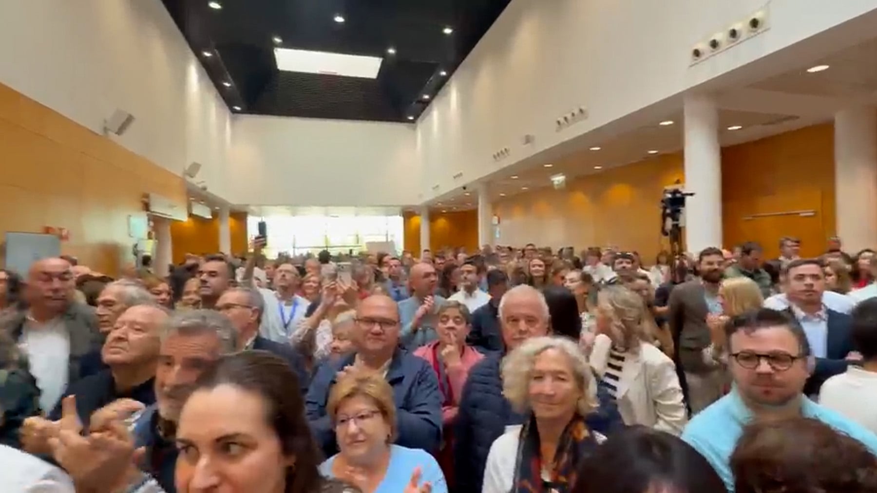 Feijóo llena un auditorio de Madrid en su primer mitin de precampaña y cientos de personas se quedan fuera