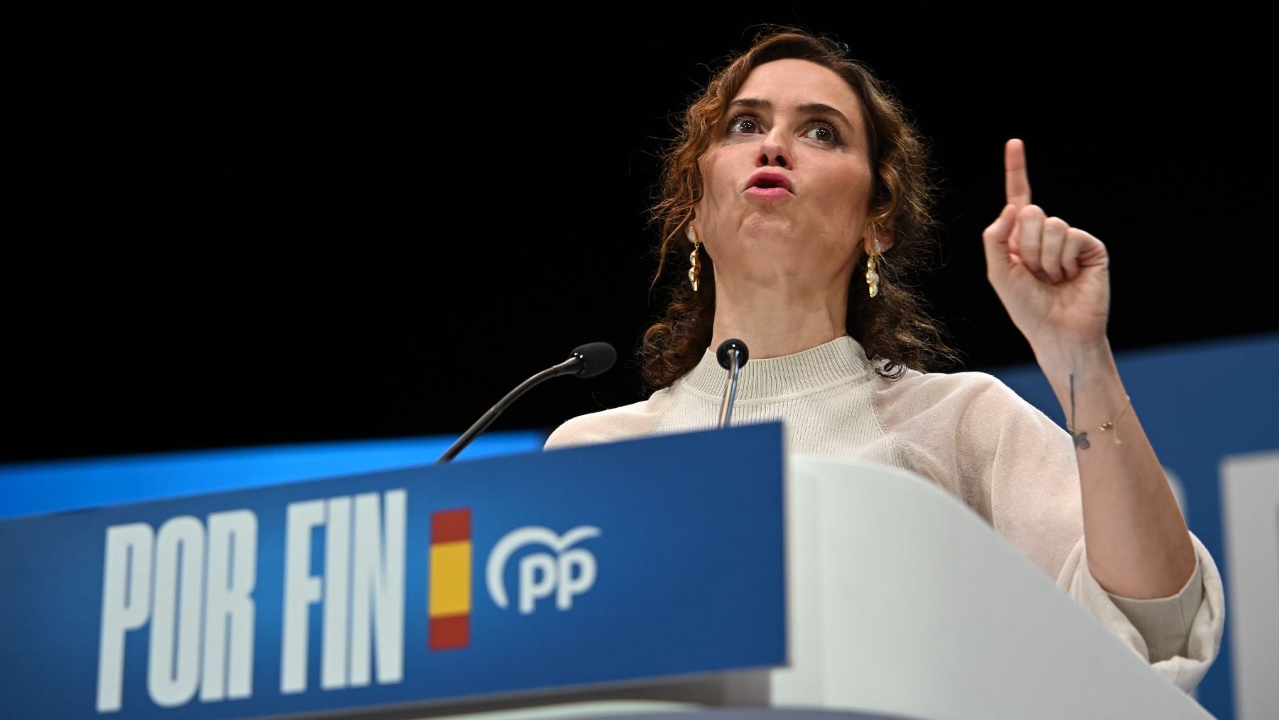 Ayuso alerta sobre el voto exterior: La banda de Sánchez pulula por consulados que registran mayores altas en los censos