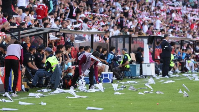 Félbeszakadt a Rayo Vallecano és az Athletic mérkőzése papírrepülők és pingponglabdák miatt