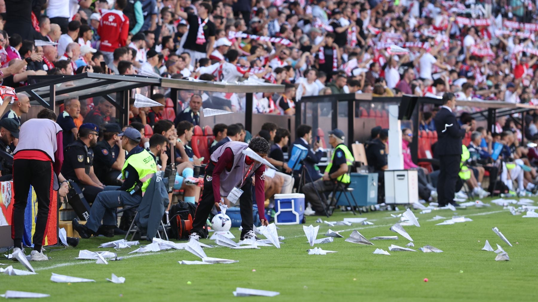 Lo nunca visto: el Rayo-Athletic se para por el lanzamiento de pelotas y aviones de papel en protesta contra Martín Presa