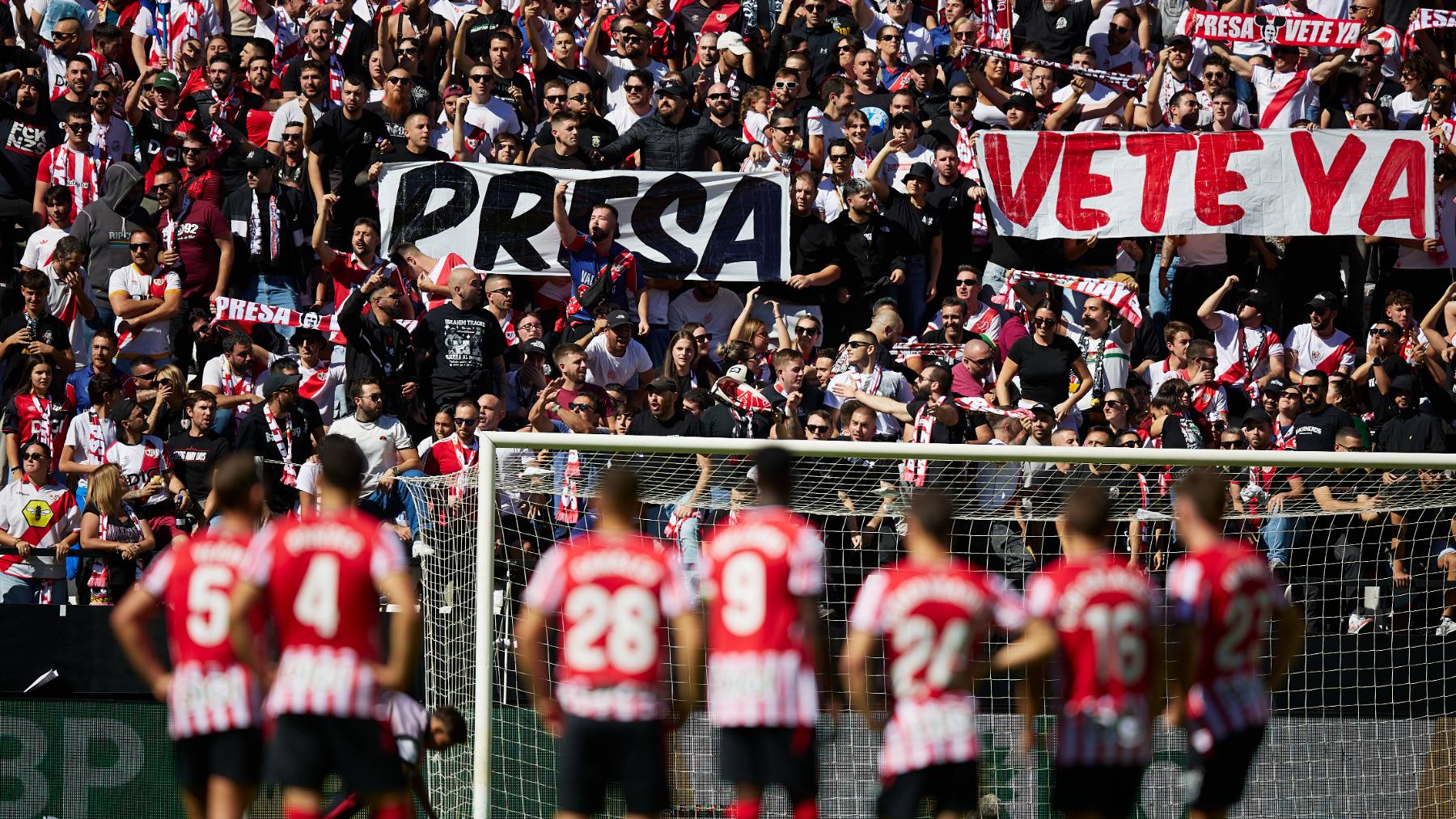 El Rayo quiere quitar el abono a los aficionados que lanzaron objetos y pide el fin a la connivencia con grupos ultras