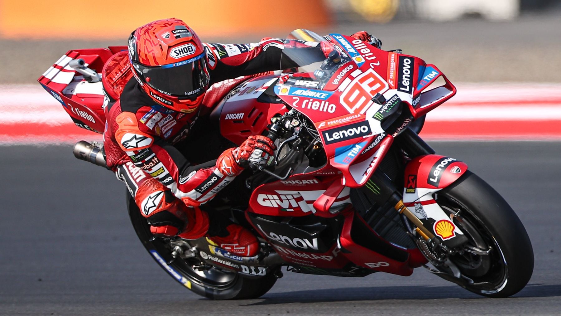 Marc Márquez aprovecha los problemas de Aprilia para ganar al sprint y reventar el Mundial