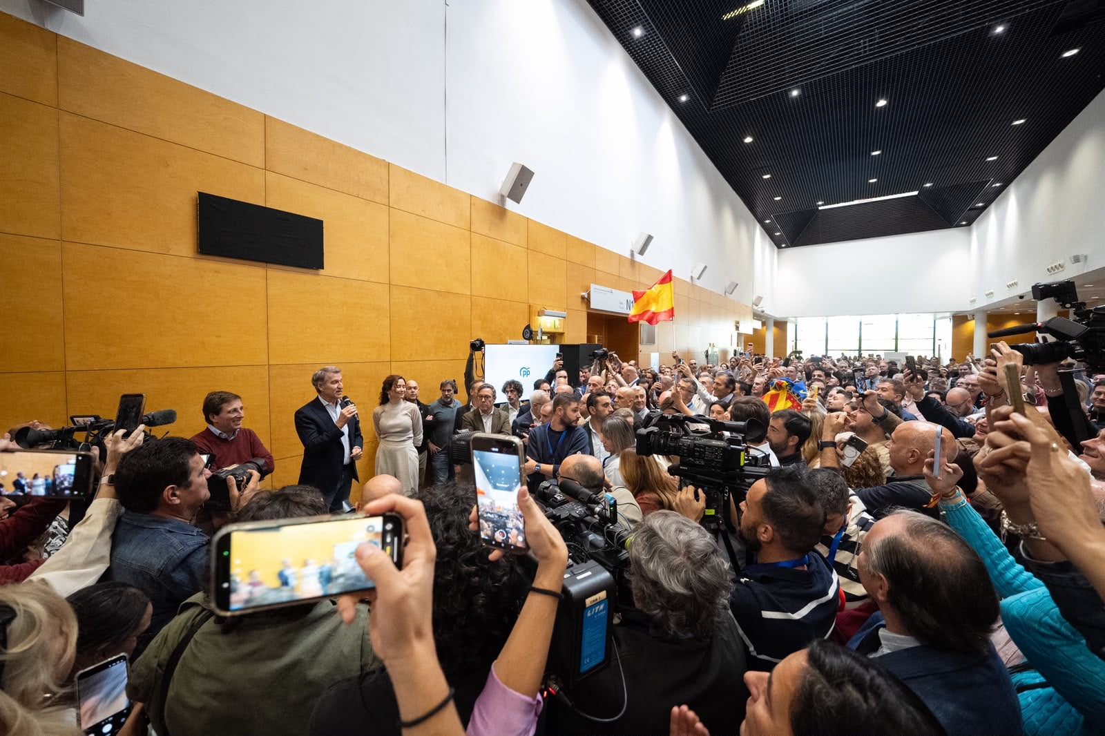 Feijóo llena un auditorio de Madrid en su primer mitin de precampaña y cientos de personas se quedan fuera